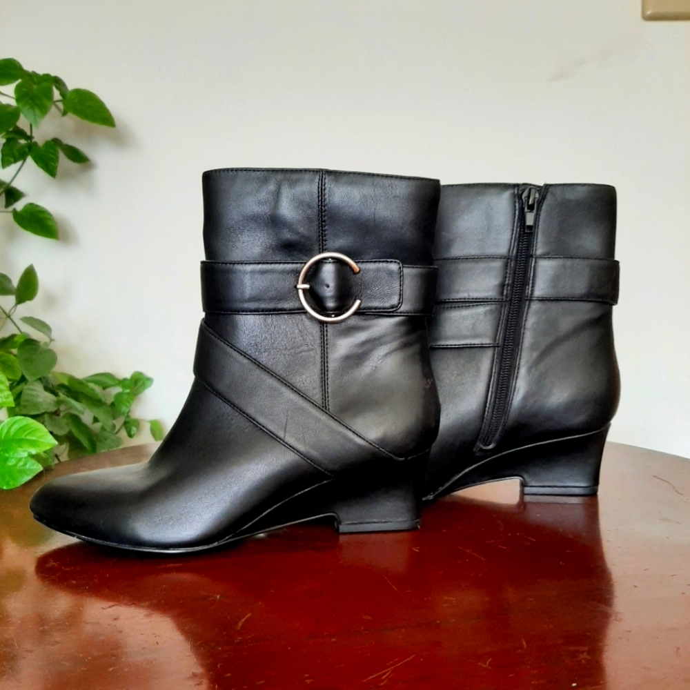 Nine West JourneyOn black leather pointed toe booties NWOB